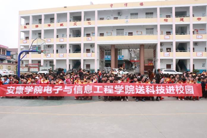 说明: F:\科技下乡\欧冠投注官网入口送科技进校园_五里小学\IMG_8431.JPG